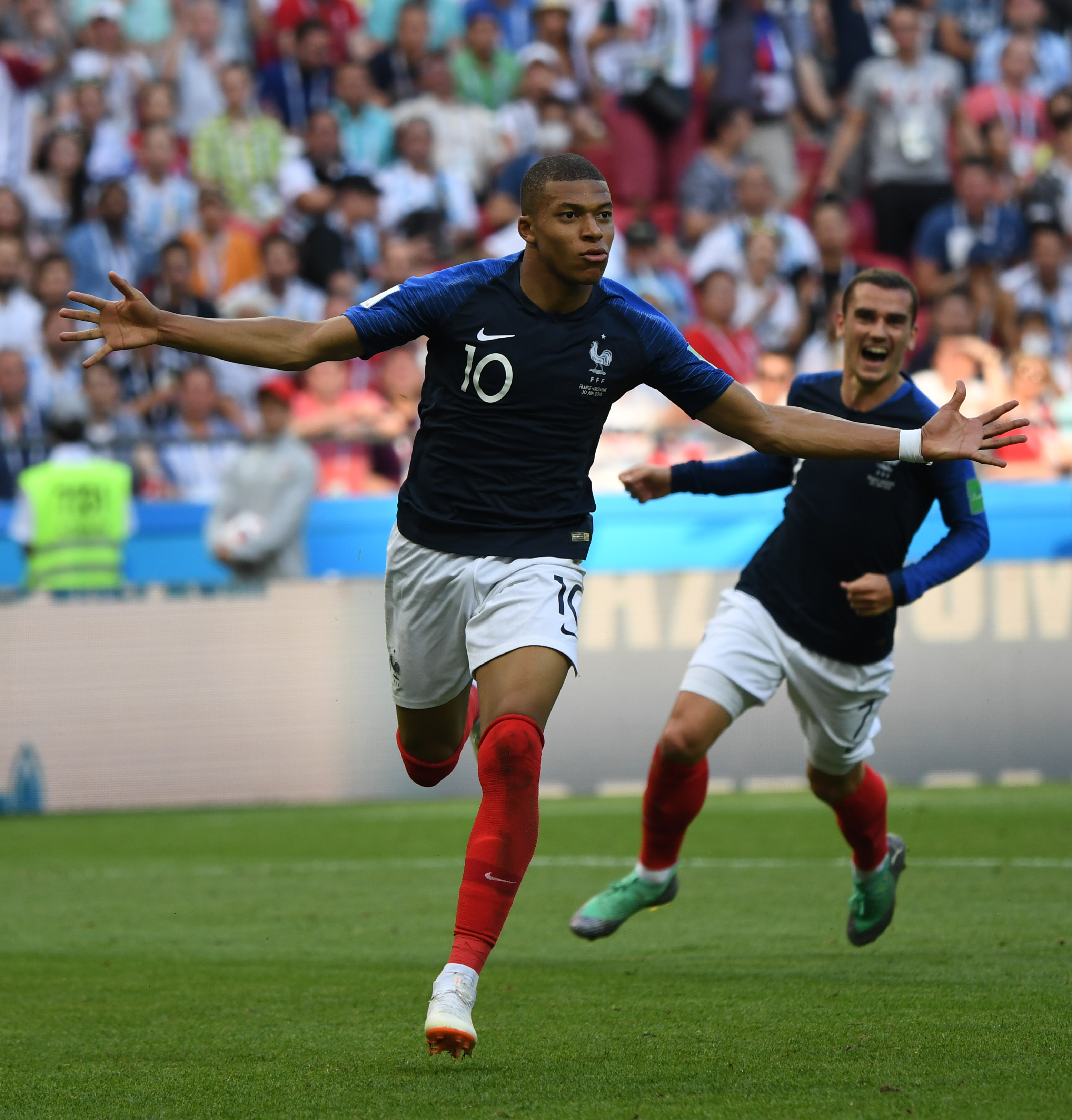 科贝记者：巴尔韦德右腿内收肌不适，明天将接受检查（巴尔韦德右腿内收肌不适，科贝记者称其明日将接受检查）