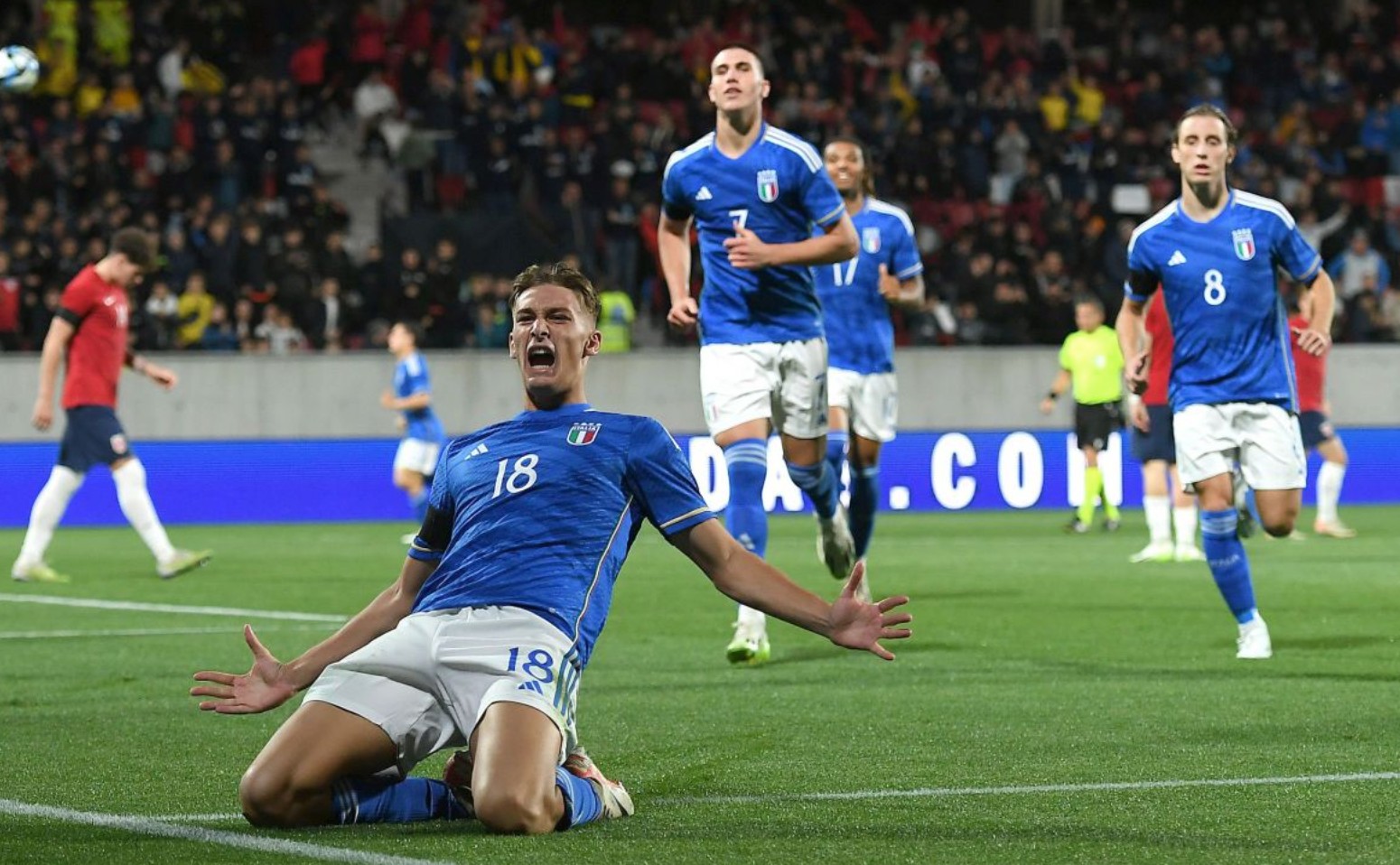 FM26逆天Bug，外场球员“闪现”至门前挡出对方主罚的点球（FM26离谱BUG： 外场球员瞬移到门前封堵对手点球）