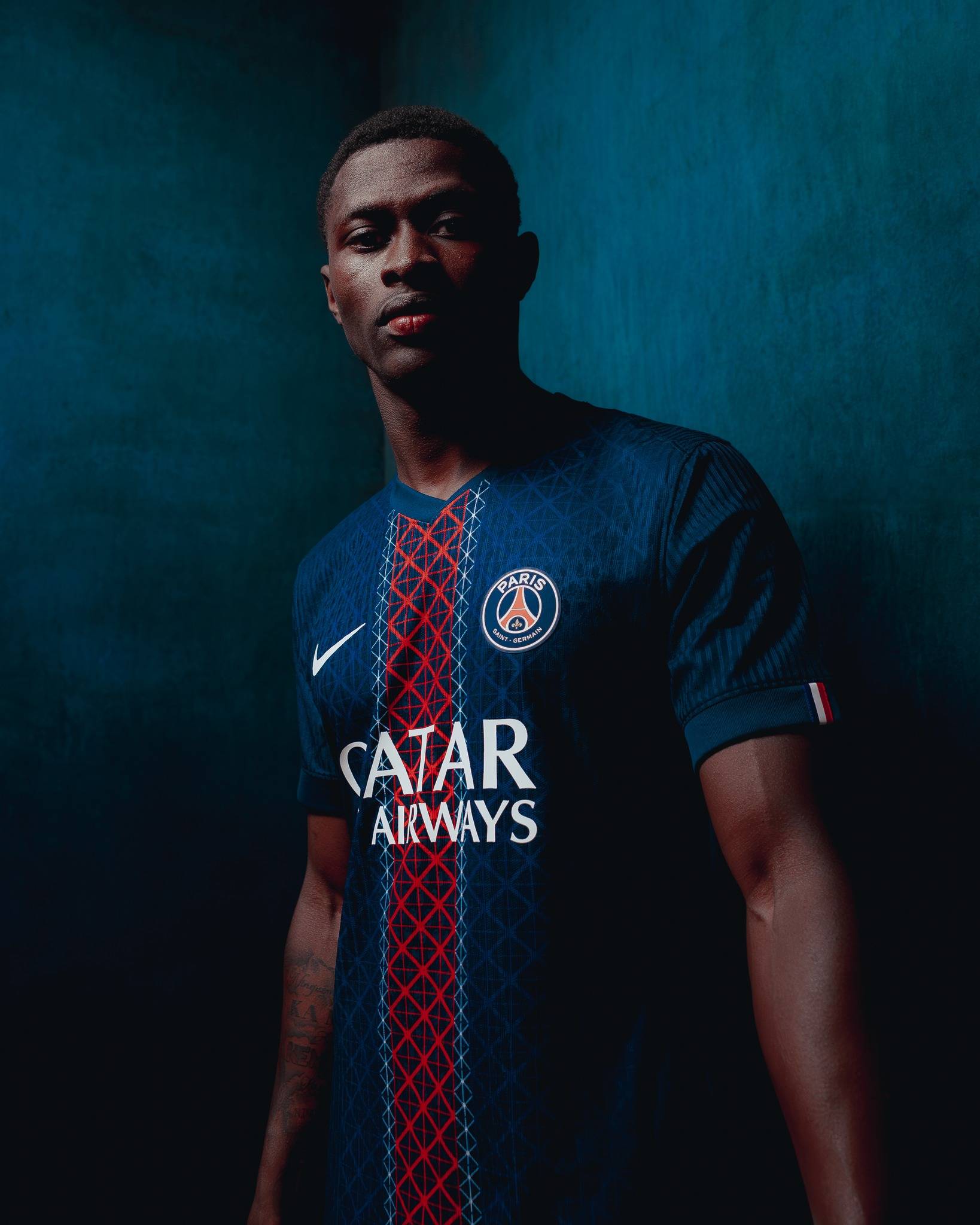 年终大战决赛实时赛况：姆巴佩暂领先C罗248票，火拼持续中（年终终极对决直播：姆巴佩暂以248票优势领先C罗，激战正酣）