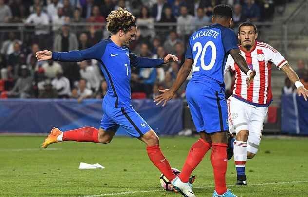 被记者问如何迅速克服伤病，刚果中场萨迪基举起圣经笑而不语（记者问他如何迅速伤愈，刚果中场萨迪基举起圣经，微笑不语）