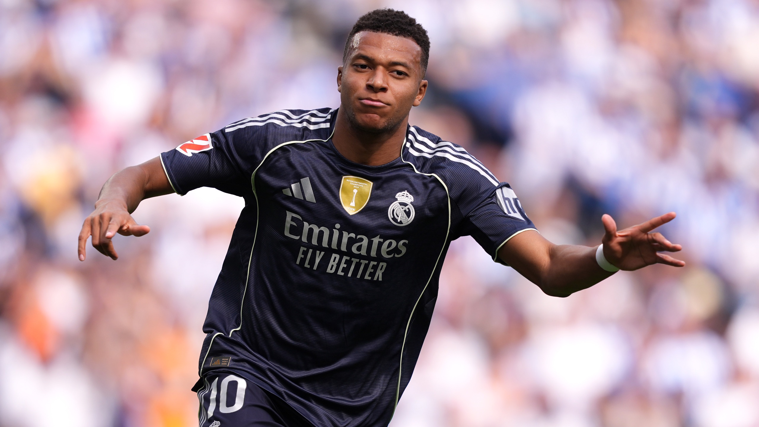 湖人生涯最强一战！斯玛特狂轰8记三分砍26分创赛季新高（湖人生涯代表作！斯玛特轰进8记三分狂砍26分，刷新赛季新高）