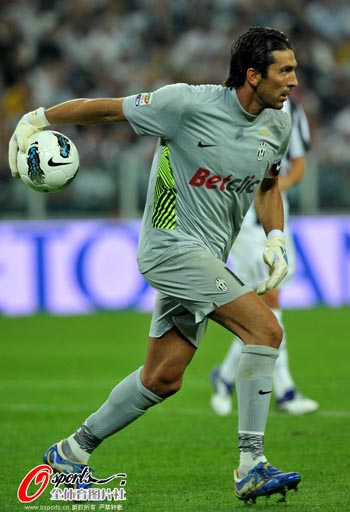 詹姆斯关键助攻锁定胜利（詹姆斯送出致胜助攻）