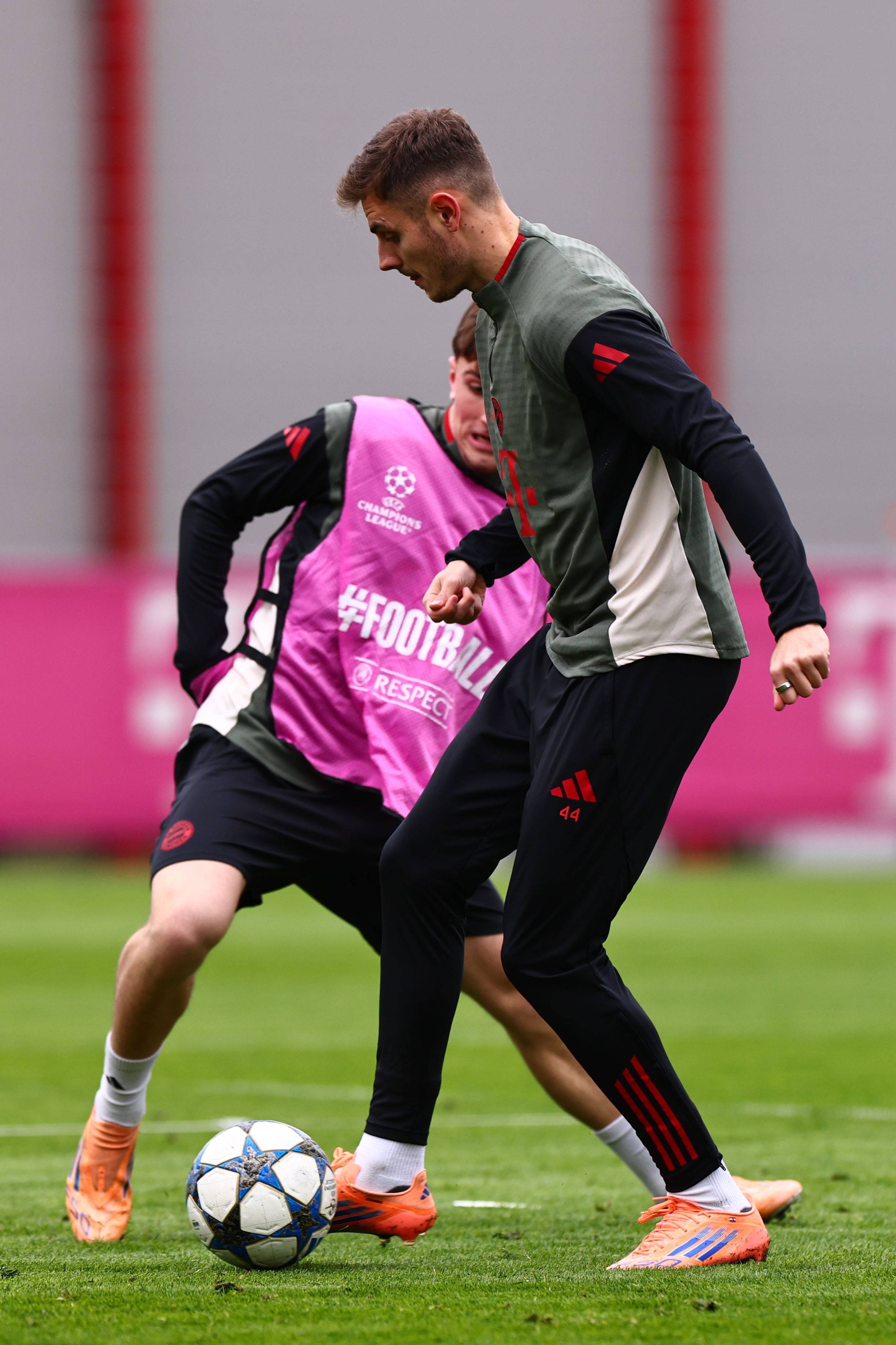 波兰11月世预赛大名单：莱万领衔，泽林斯基、皮扬特克在列（波兰11月世预赛名单出炉：莱万领衔，泽林斯基、皮扬特克入选）