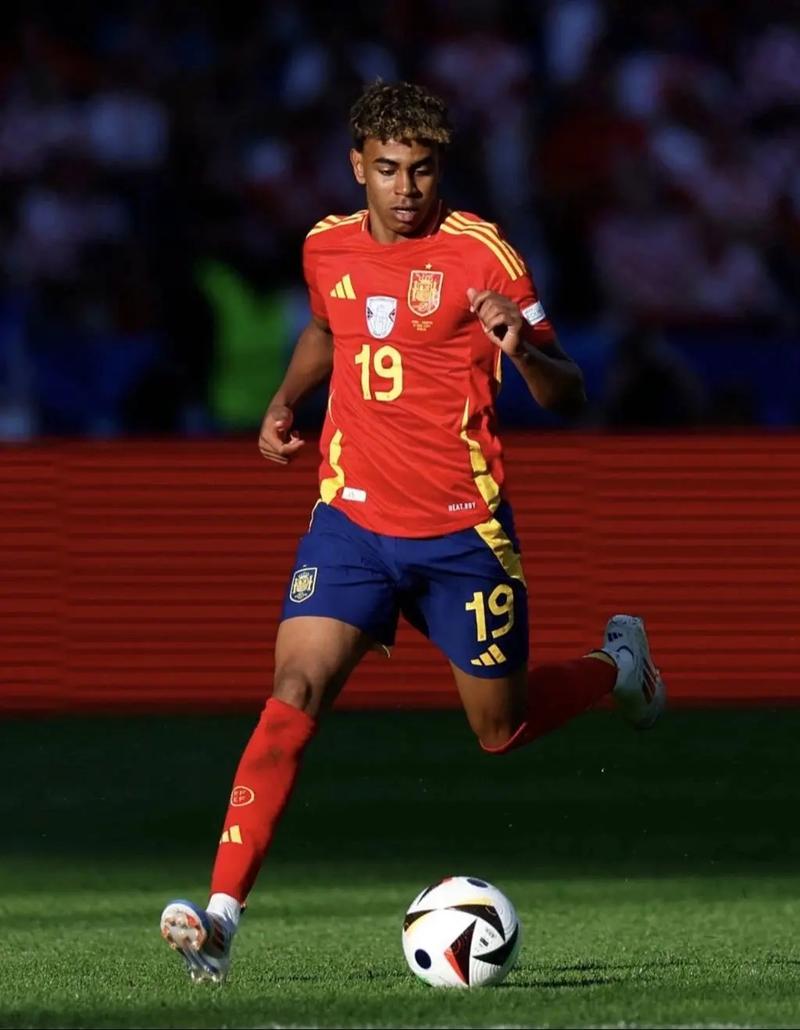 球星被拍到训练加练远射，努力程度获认可（球星被曝训练场加练远射，拼劲获外界称赞）