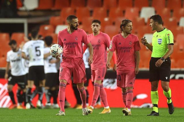 青岛西海岸晒视频：把口号带到诺坎普，老外喊“战斗青岛队”（青岛西海岸发布视频：口号响彻诺坎普，外国球迷高喊“青岛队，战斗！”）